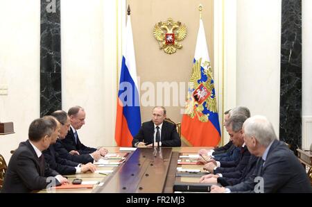 Der russische Präsident Vladimir Putin leitet ein Treffen mit den ständigen Mitgliedern des Sicherheitsrates der Russischen Föderation im Kreml 17. März 2016 in Moskau, Russland. Stockfoto