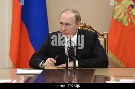 Der russische Präsident Vladimir Putin leitet ein Treffen mit den ständigen Mitgliedern des Sicherheitsrates der Russischen Föderation im Kreml 17. März 2016 in Moskau, Russland. Stockfoto
