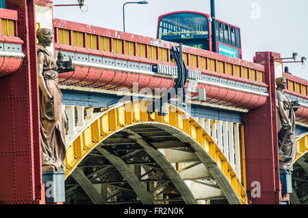 Die Vauxhall Bridge ist eine Grades II* gelistete Stahl- und Granitdeckenbrücke im Zentrum Londons. Sie überquert die Themse. Details Stockfoto