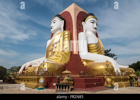 Vier sitzende Buddha-Schrein in Kyaikpun-Pagode in Bago, Birma (Myanmar) Stockfoto