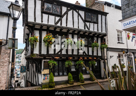 Einem attraktiven Gebäude aus weißem Putz und schwarzen Balken ist das älteste vollständige Haus in Dartmouth, zuerst urkundlich 1380 Stockfoto