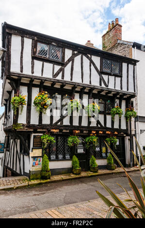 Einem attraktiven Gebäude aus weißem Putz und schwarzen Balken ist das älteste vollständige Haus in Dartmouth, zuerst urkundlich 1380 Stockfoto