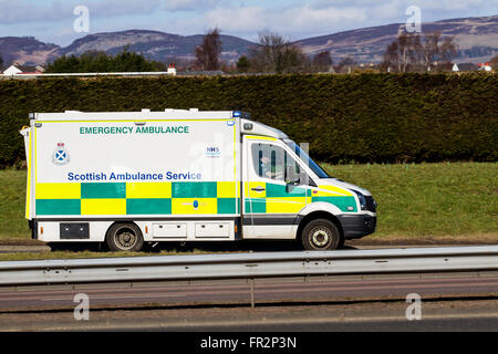 Eine NHS "Schottischer Krankenwagen-Service" Notfall-Ambulanz ein 999 Ruf entlang der Schnellstraße in Dundee, Großbritannien Stockfoto