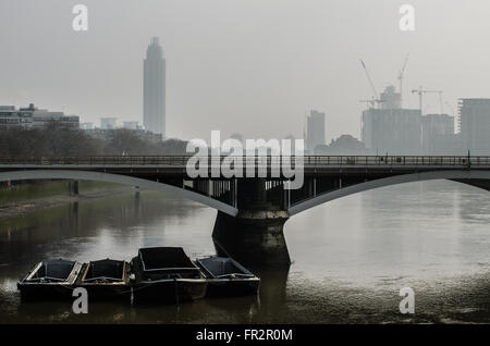 Grosvenor Bridge in London ursprünglich als und alternativ Bahnhof Victoria Brücke genannt, ist eine Eisenbahnbrücke über den Fluss Themse Stockfoto