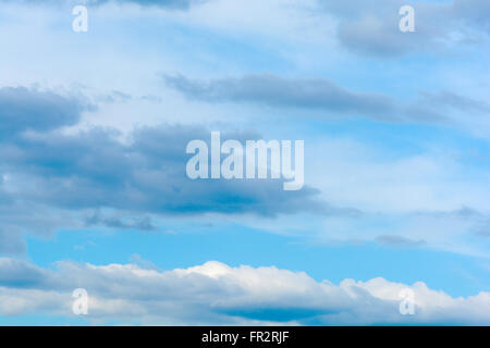 Fantastische weichen weißen Wolken gegen blauen Himmel Stockfoto
