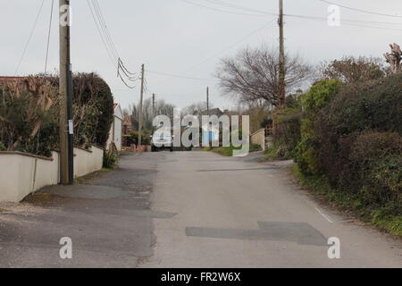 Sehen Sie sich eine Straße mit dem Auto und Telefonleitungen. Stockfoto