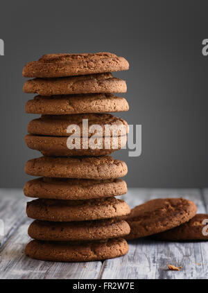 Haferkekse auf einem Holztisch hautnah Stockfoto