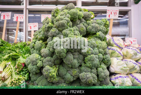 Big Verkauf auf Brokkoli in Produce Abteilung eines Supermarktes am Montag, 14. März 2016 in New York. (© Richard B. Levine) Stockfoto