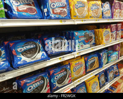 Boxen Nabisco Oreo Cookies in mehreren leckeren Geschmacksrichtungen auf einem Supermarktregal am Dienstag, 15. März 2016 in New York. Das Unternehmen hat die Ante für Cookie-Liebhaber von coming out mit mehreren Geschmacksrichtungen der Milch und Cookie Klammer steigerte. (© Richard B. Levine) Stockfoto