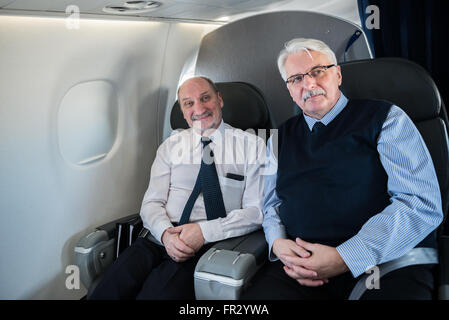Polnische Minister für nationale Verteidigung Antoni Macierewicz und Minister für auswärtige Angelegenheiten Witold Waszczykowski bei Besuch in Großbritannien Stockfoto