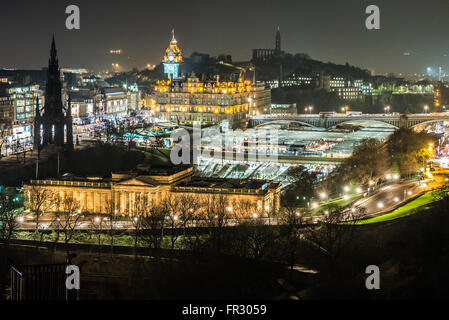 Luftbild vom Edinburgh Castle, Edinburgh, Schottland im Königreich. National Gallery of Scotland und Waverley Bahnhof auf Foto Stockfoto