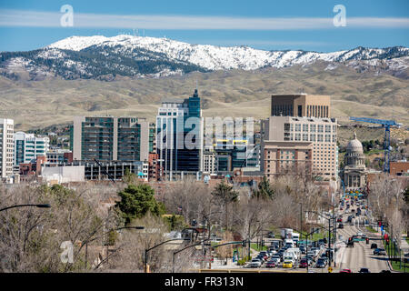 Blick auf Downtown Boise, Idaho mit Schnee in den Bergen Stockfoto