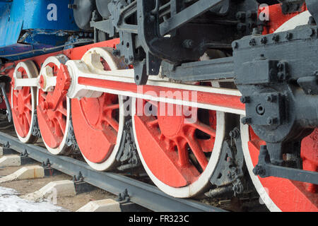 Die Räder der Lok steht auf Schienen Stockfoto