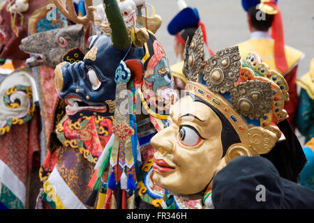 Tsam-Kostüme, die Darstellung der verschiedenen buddhistischen Gottheiten hinzufügen lärmenden Farbe, um die jährlichen Naadam-Fest in Ulaan Baatar, Mongolei Stockfoto