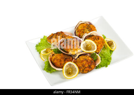 Gefüllte Muscheln isoliert auf weißem Hintergrund Stockfoto