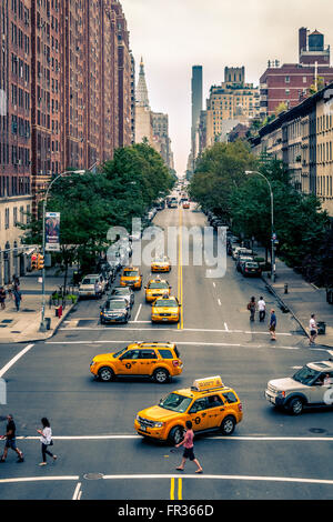 Straße mit Verkehr, New York City, USA. Stockfoto