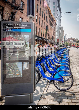 CitiBikes im Fahrradständer bereit zu mieten, Meathpacking Bezirk, New York, USA. Stockfoto