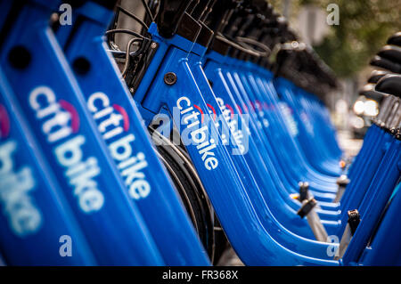 CitiBikes im Fahrradständer bereit zu mieten, New York, USA. Stockfoto