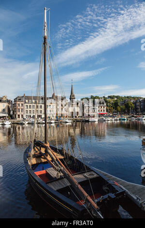 Blick über den Hafen von Honfleur in Richtung St. Catherine Kirche, Normandie, Frankreich Stockfoto