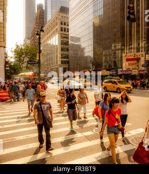 Fußgänger überqueren Street, New York City, Vereinigte Staaten Stockfoto