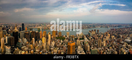 Blick Richtung East River vom Empire State Building, New York City, USA. Stockfoto