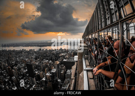 Touristen an der Spitze des Reiches Staatsaufbau Blick auf Manhattan, New York City, USA. an der Spitze des Empire state Stockfoto