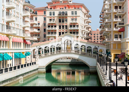 Qanat Quartier Wohneigentum Neuentwicklung mit Reproduktion italienischen Stil Architektur und Kanäle in The Pearl Doha Stockfoto