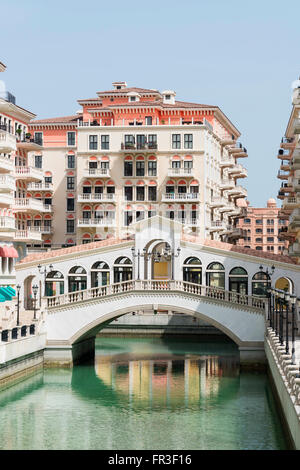 Qanat Quartier Wohneigentum Neuentwicklung mit Reproduktion italienischen Stil Architektur und Kanäle in The Pearl Doha Stockfoto