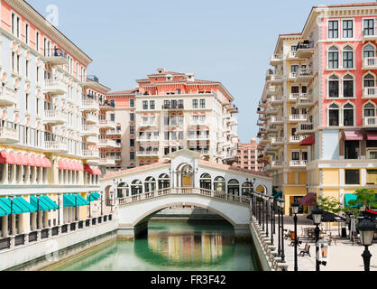 Qanat Quartier Wohneigentum Neuentwicklung mit Reproduktion italienischen Stil Architektur und Kanäle in The Pearl Doha Stockfoto