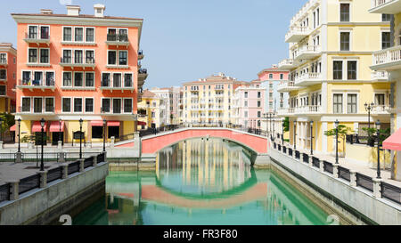 Qanat Quartier Wohneigentum Neuentwicklung mit Reproduktion italienischen Stil Architektur und Kanäle in The Pearl Doha Stockfoto