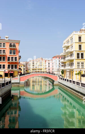 Qanat Quartier Wohneigentum Neuentwicklung mit Reproduktion italienischen Stil Architektur und Kanäle in The Pearl Doha Stockfoto