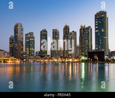 Nachtansicht viele luxuriöse Hochhäuser Wohntürme in Downtown Dubai Vereinigte Arabische Emirate Stockfoto