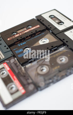 Sammlung von Audio-Kassetten, die isoliert auf weißem Hintergrund Stockfoto