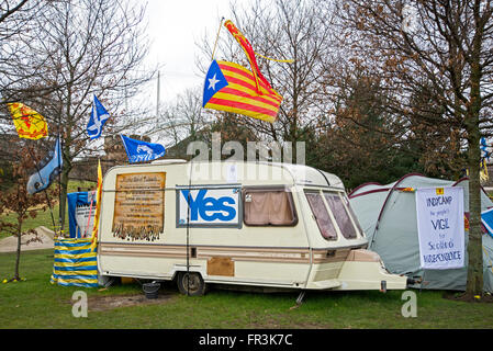 Eine Gruppe von Aktivisten haben Zelte außerhalb des schottischen Parlaments fordern eine zweite Unabhängigkeitsreferendum. Stockfoto