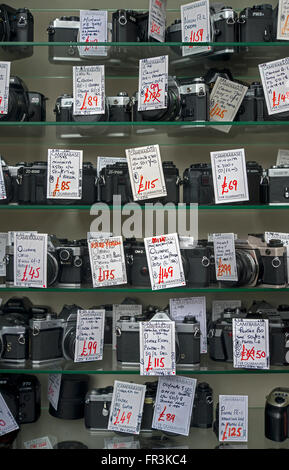 Eine Darstellung der gebrauchte Kameras in einem kleinen unabhängigen Fotogeschäft in Edinburgh. Stockfoto