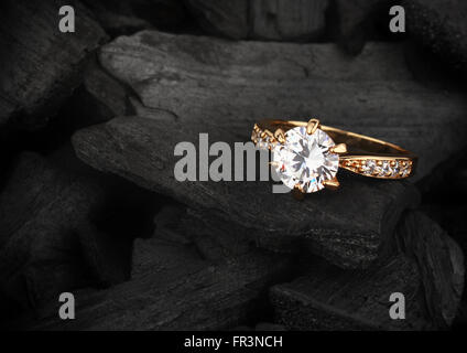 Schmuck Ring mit großen Diamanten auf dunklen Kohle Hintergrund Stockfoto