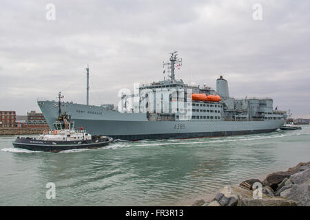 Royal Fleet Auxiliary Fort Rosalie (A 385) Abfahrt Portsmouth Naval Base, Großbritannien am 20. März 2016. Stockfoto