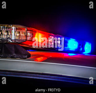 Rot und blau Blaulicht Polizei Auto oben auf einem Streifenwagen nachts während Law Enforcement Geschäfte Stockfoto