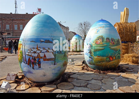 Kroatien-KOPRIVNICA, 20. März 2016: Ausstellung der großen Ostern Eiern "Ei aus dem Herzen" bei Zrinski Quadrat in Koprivnica, Kroatien Stockfoto