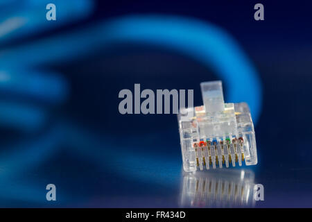 LAN-Ethernet-Netzwerkkabel isoliert auf einem blauen Hintergrund Stockfoto