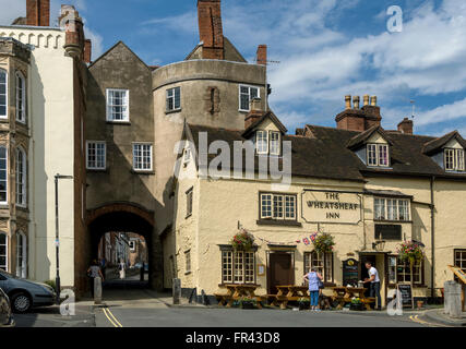 Das breite Tor (c1270) und The Wheatsheaf Inn (1668), Ludlow, Shropshire, England, UK Stockfoto