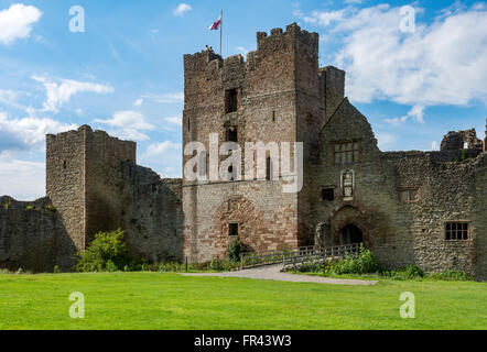 Der große Turm und dem Eingang zur Kernburg (rechts), Ludlow Castle, Shropshire, England, UK Stockfoto