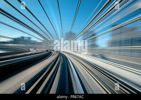 Eine Bewegungsunschärfe auf der Bahn in Tokyo Shiodome Viertel. Stockfoto