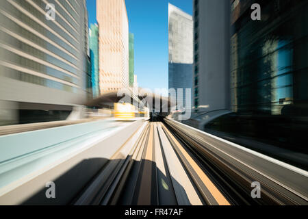 Eine Bewegungsunschärfe auf der Bahn in Tokyo Shiodome Viertel. Stockfoto