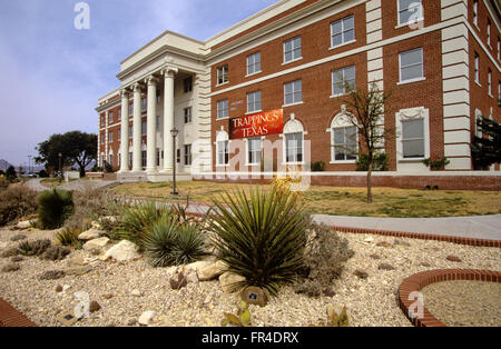 Das Museum des Big Bend Sul Ross State University ist konfrontiert durch eine herausragende Kakteengarten, Alpine, Texas, USA. Stockfoto