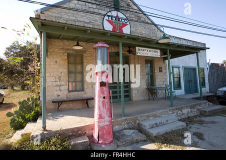 Vintage-Läden und Tankstellen wie dieses 1930-etwas Texaco Station im Driftwood, TX, hinzufügen Charme der ländlichen Gemeinden. Stockfoto