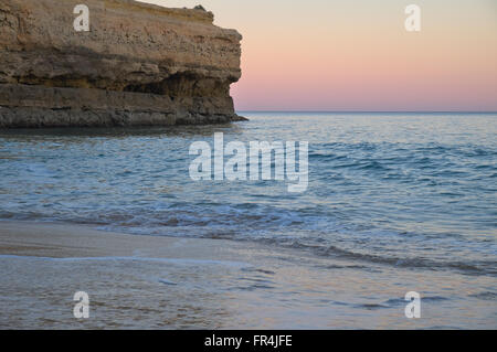 Strand-Szene während der Dämmerung in Albandeira. Lagoa, Algarve, Portugal Stockfoto