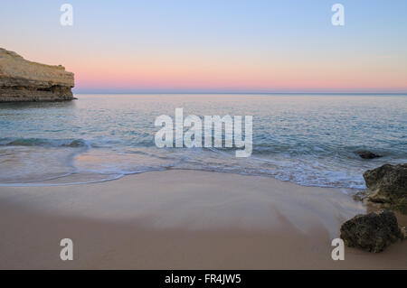 Strand-Szene während der Dämmerung in Albandeira. Lagoa, Algarve, Portugal Stockfoto