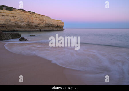 Strand-Szene während der Dämmerung in Albandeira. Lagoa, Algarve, Portugal Stockfoto