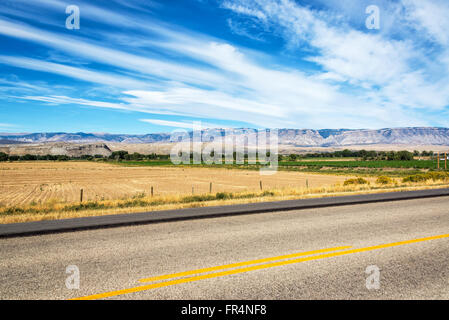 Autobahn durch Felder in Shell, Wyoming Stockfoto